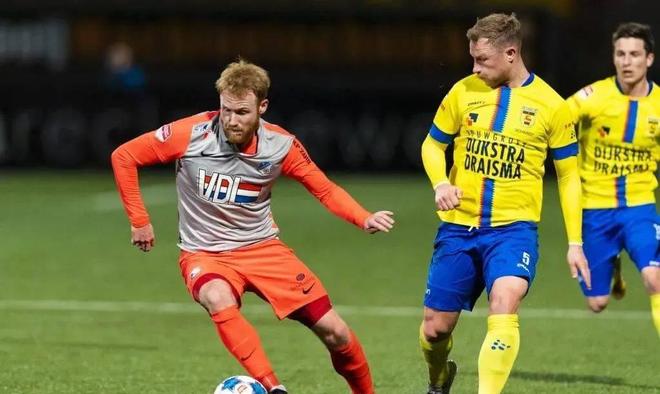 在揭幕战中 在揭幕战中